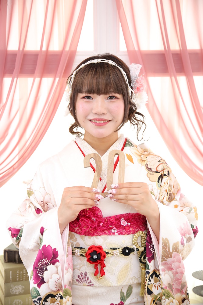 成人式の前撮りで白い可愛らしい振袖を着た女性